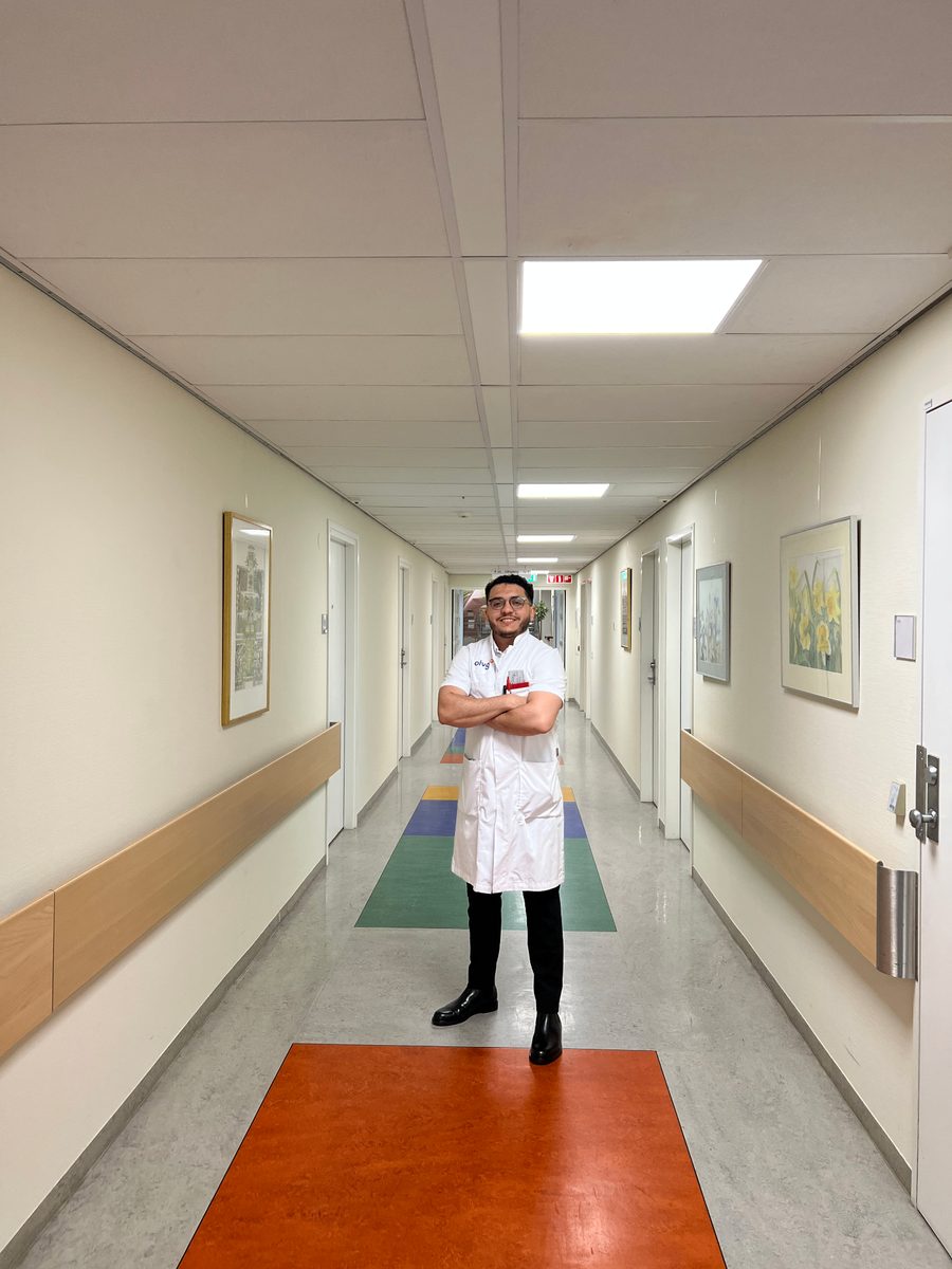 Dokter Y. Daia, BIG-geregistreerd arts, in de behandelkamer van GewichtKliniek